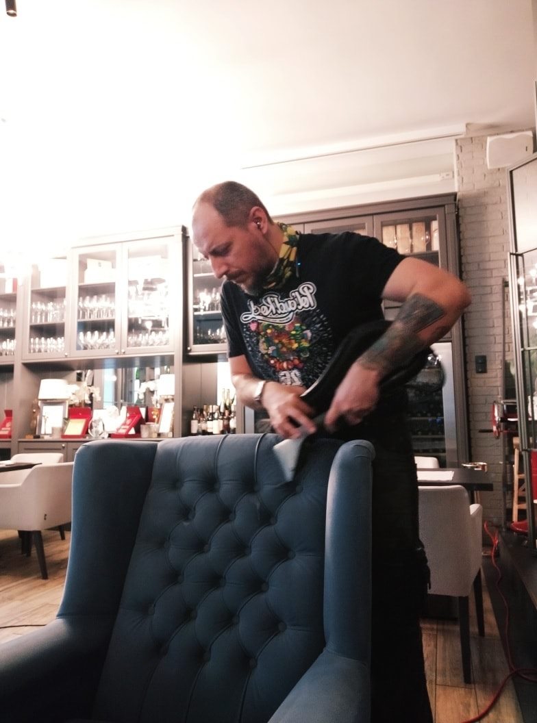 Pranie fotela w restauracji